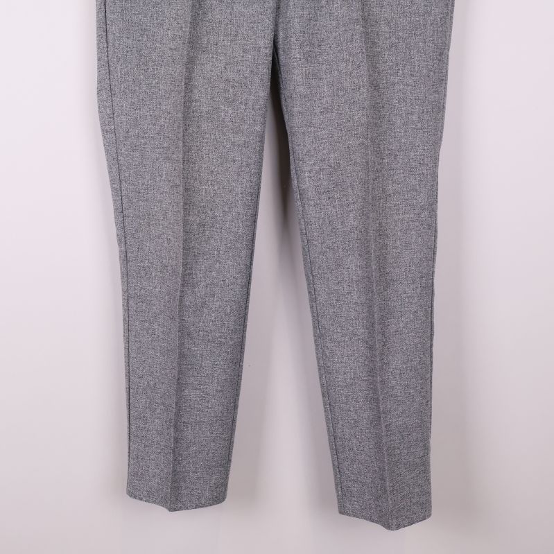 Detalj av benslut på grå kostymbyxa