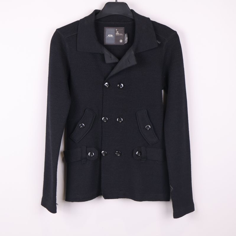 Svart stickad kofta med dubbelknäppning framifrån