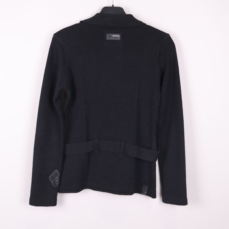 Baksidan av svart kofta med midjebälte