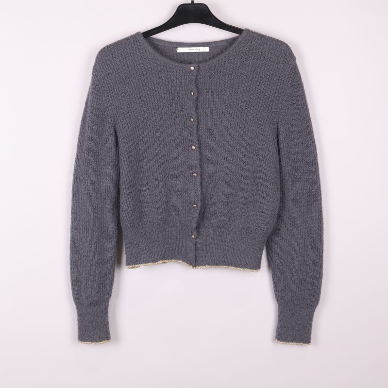 Grå stickad kofta framifrån