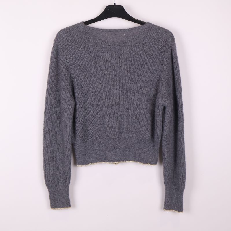 Grå stickad kofta bakifrån