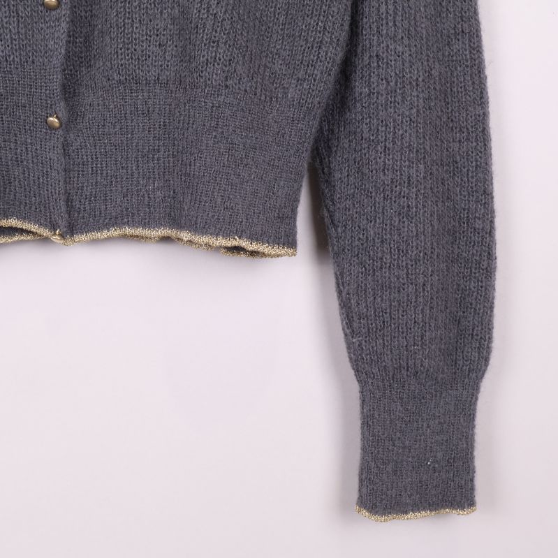 Närbild på ärmen med ribbad mudd och kontrastkant