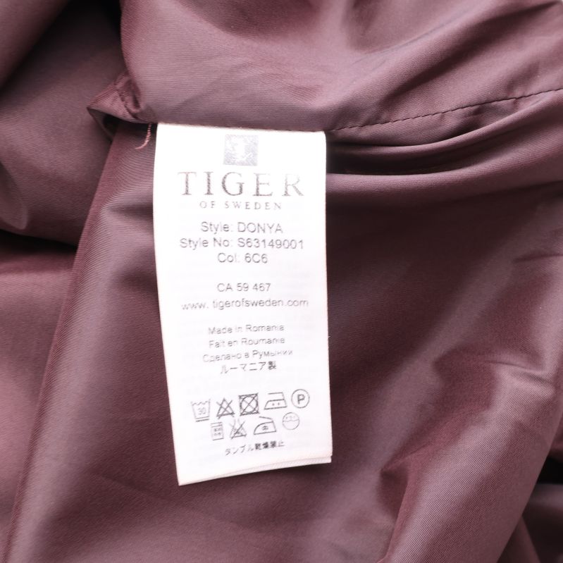 Närbild av Tiger of Sweden märkesetikett på insidan