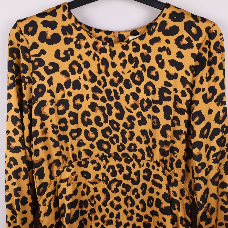 Närbild på leopardmönstrad topp kring bröst och midja