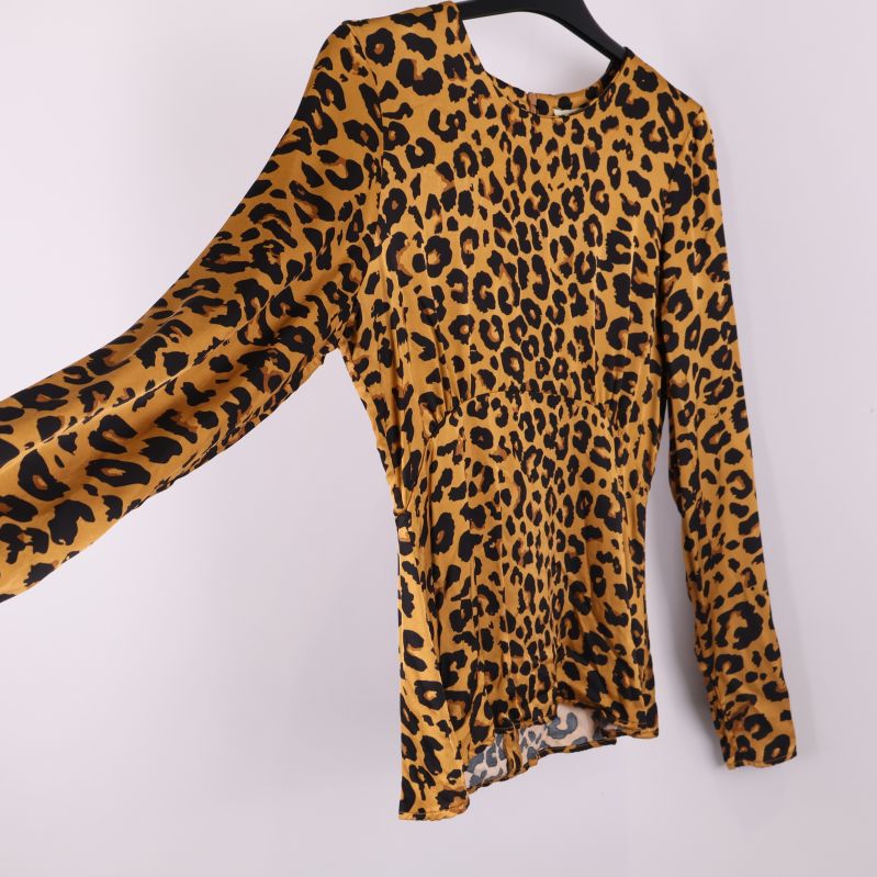 Leopardmönstrad topp med utsträckt ärm i profil