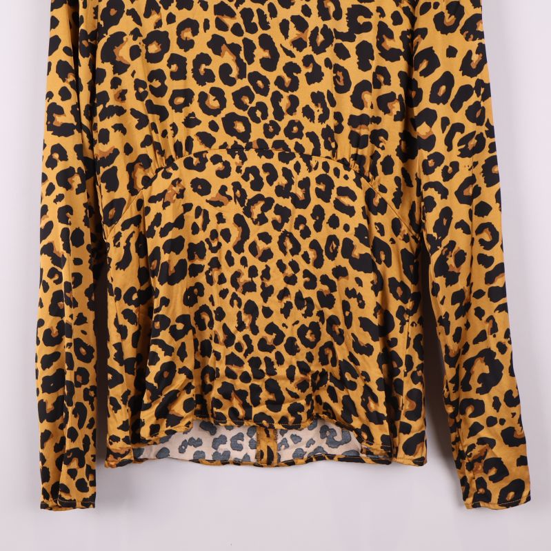 Leopardmönstrad topp nedre del och ärm i fokus