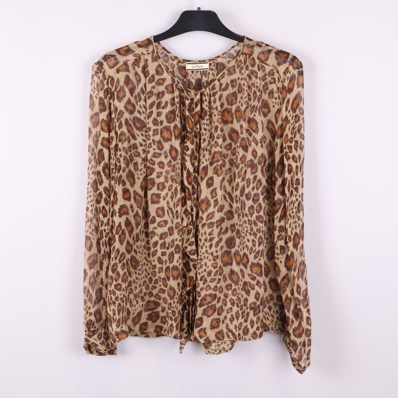 Framsida av leopardmönstrad långärmad blus 