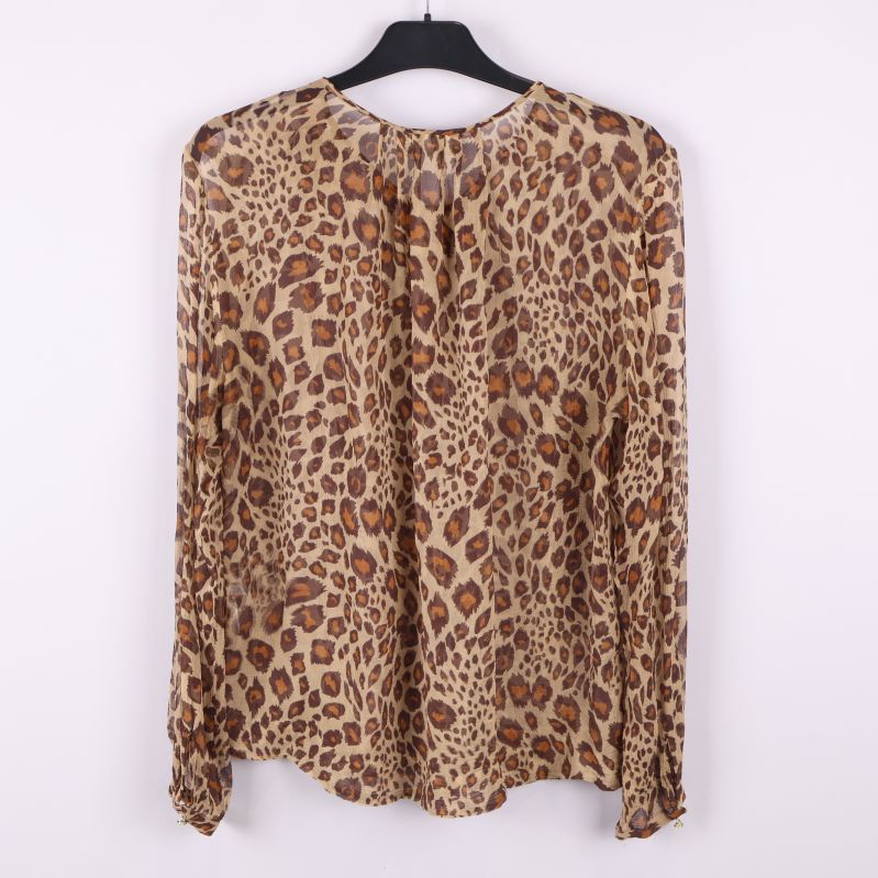 Baksida av leopardmönstrad blus med långa ärmar