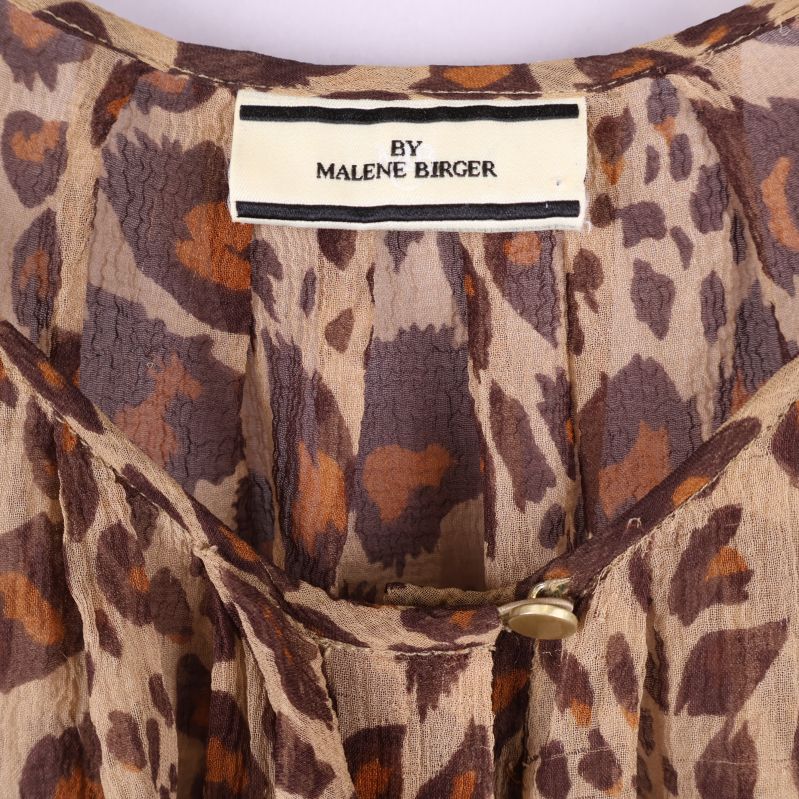 Närbild av By Malene Birger etikett i blusen