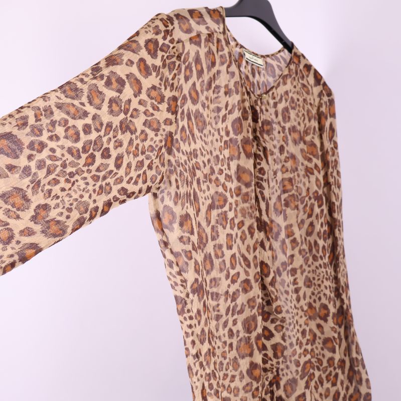 Ärm och mönster på leopardmönstrad blus i profil