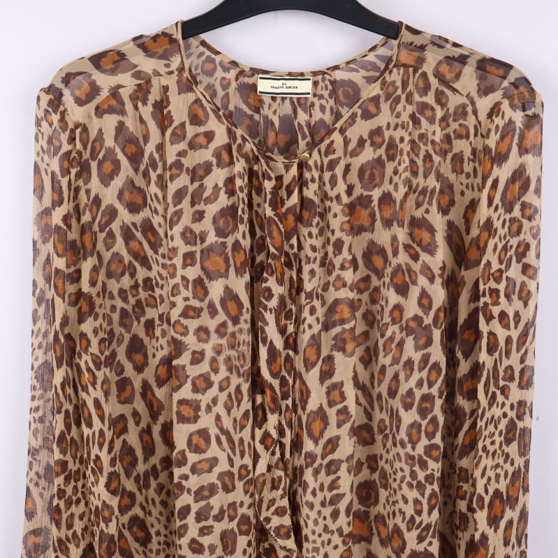 Närbild av leopardmönstrad blus med knytning fram