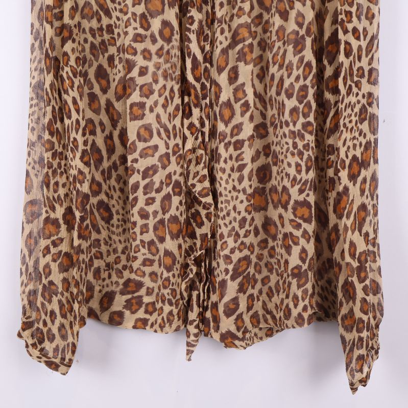 Närbild av blusens nederkant och tygstruktur