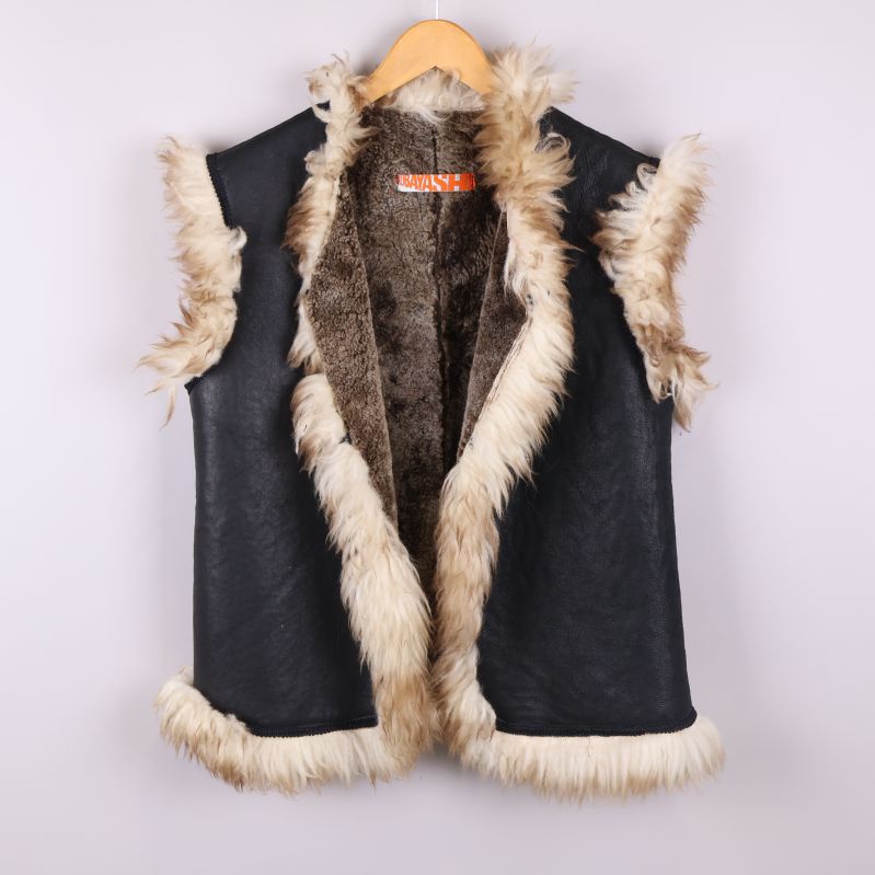 Fårskinnsväst med päls runt öppning och fåll