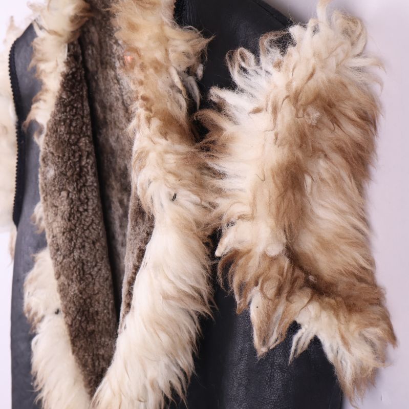 Pälskant vid axel visas på väst i närbild