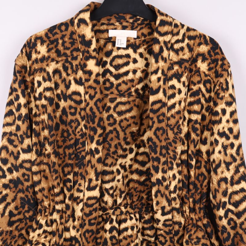 Närbild på leopardmönstrad jackas bröstparti