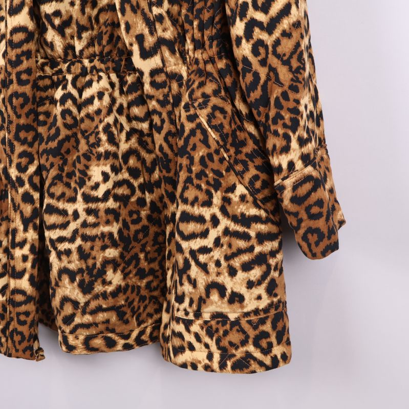 Leopardmönstrad jackas höger ärm och sida i närbild