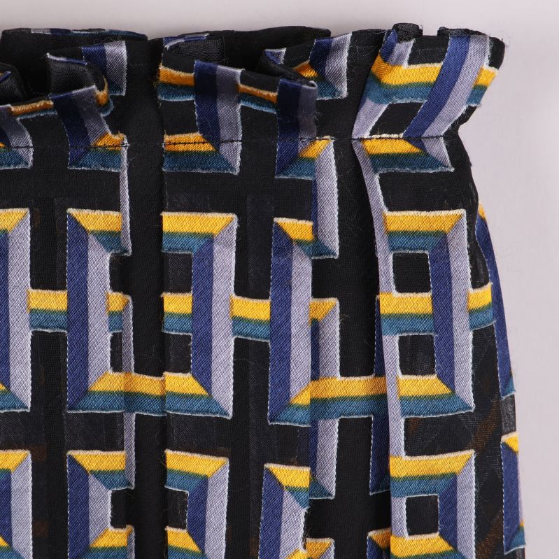 Närbild på plisserat tyg och färgstarka detaljer