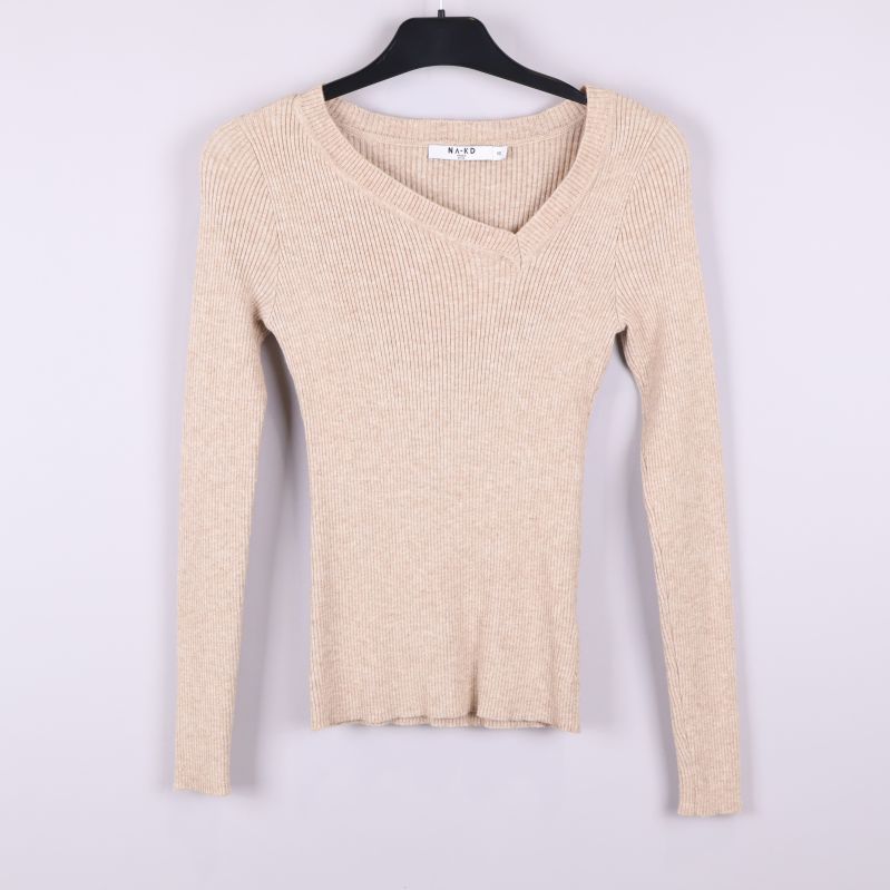 Beige ribbstickad långärmad tröja framifrån