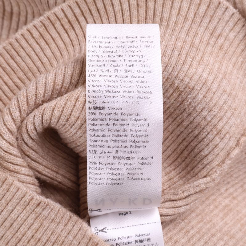 Materialetikett med materialblandning på tröja