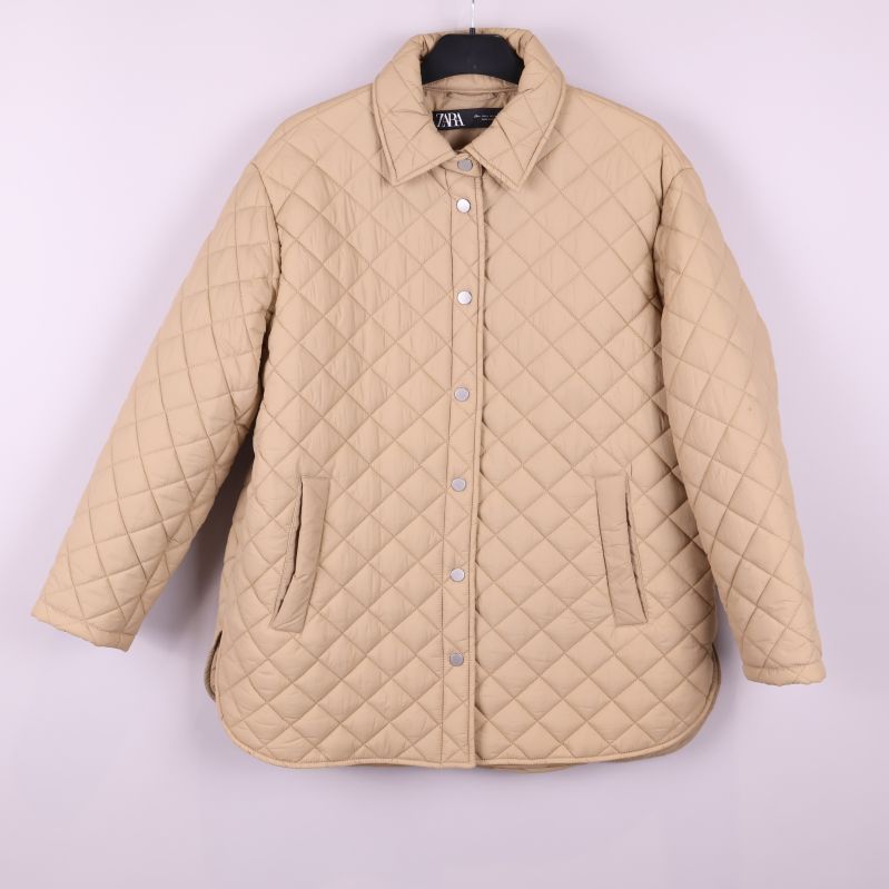 Beige quiltad jacka med rutmönster och krage