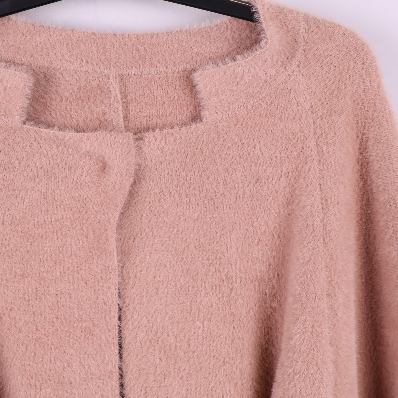 Närbild på halsringningen och stängning av teddycape