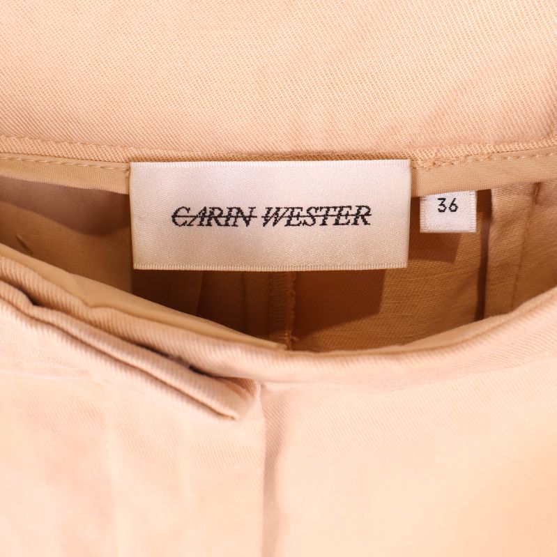 Carin Wester logotyp och storlek i byxlinningen