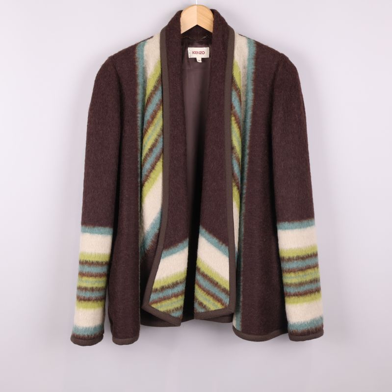 Framifrån av brun cape jacka med färgade ränder