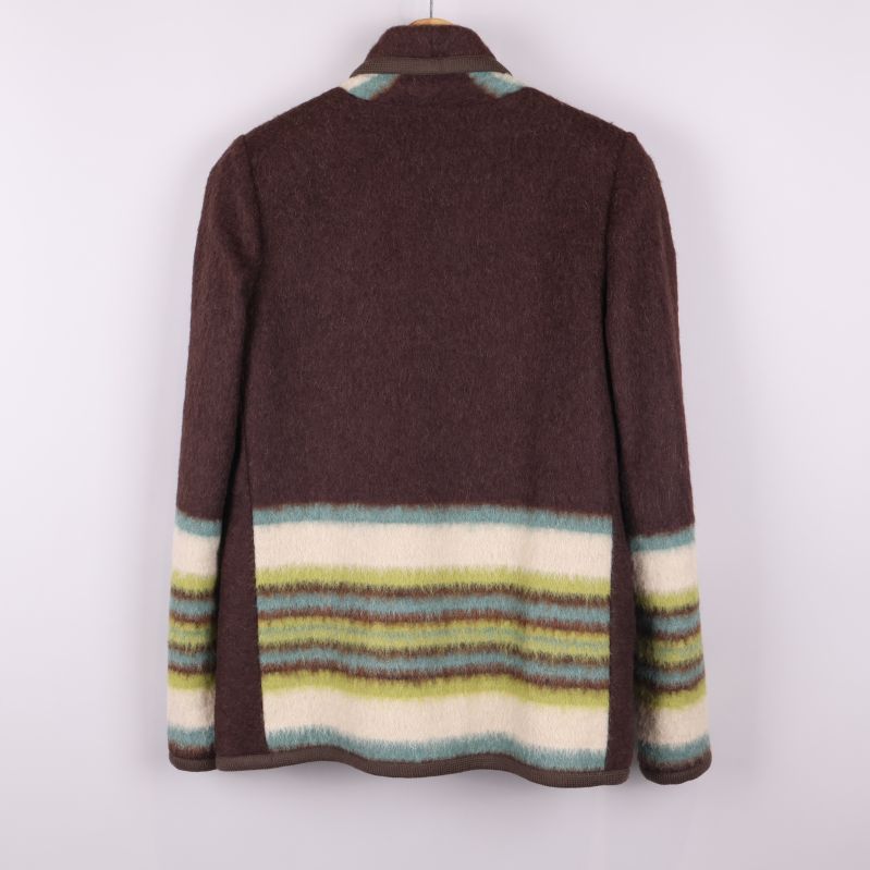 Baksida av brun cape jacka med randigt mönster