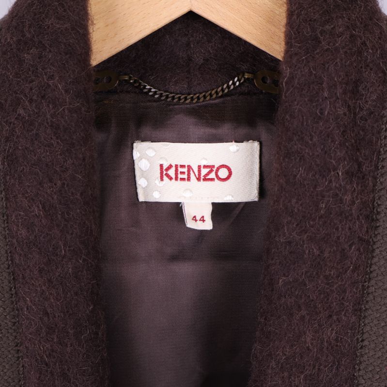 Närbild av Kenzo-märket inuti jackan