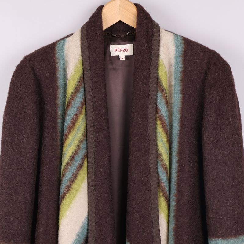 Detalj runt kragen och mönstrad front på jackan