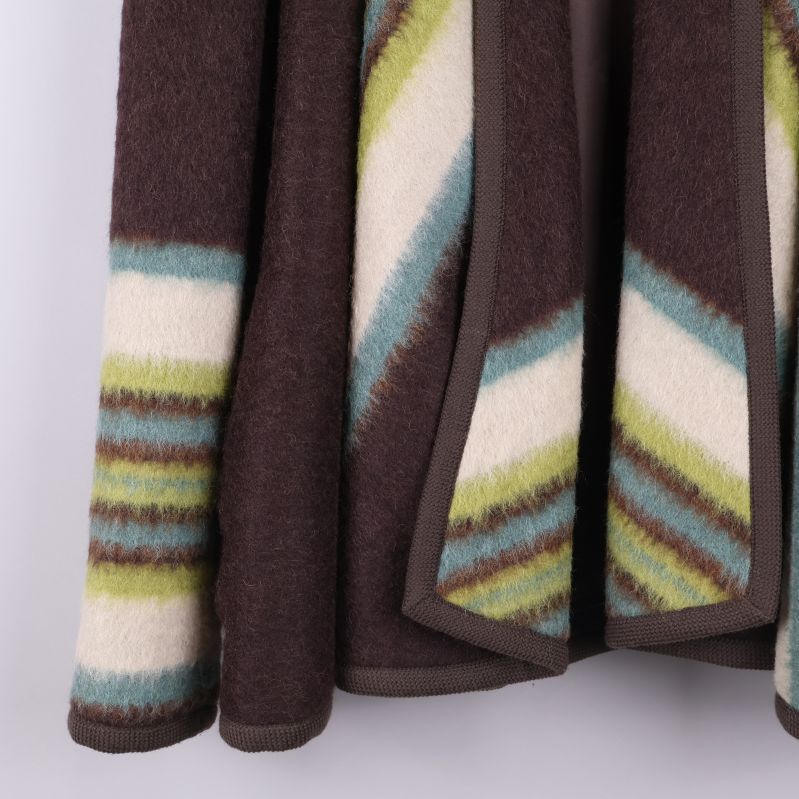 Nedre delen av jackan med randig design