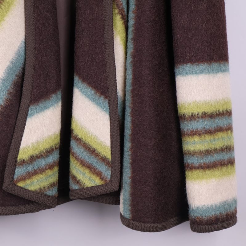 Närbild på ärmslut och randigt mönster på jackan