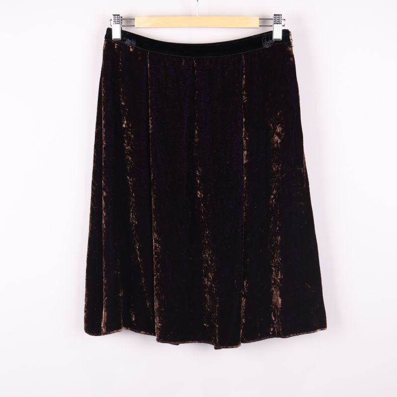 Brun krossad sammetskjol framifrån