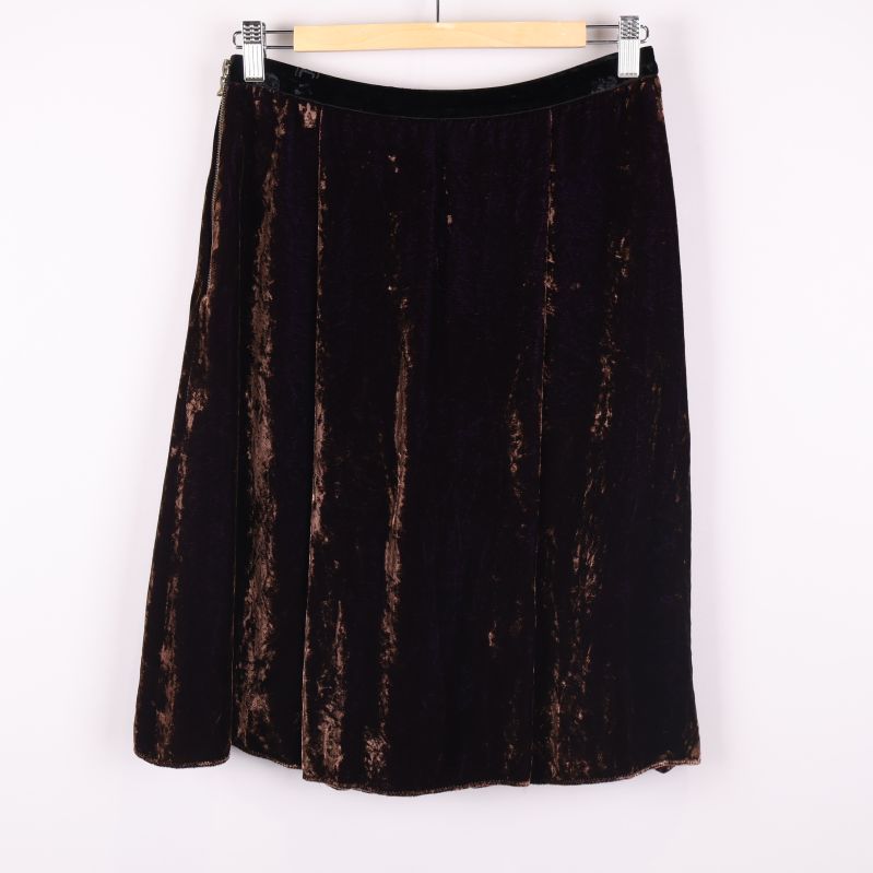 Baksidan av brun krossad sammetskjol 