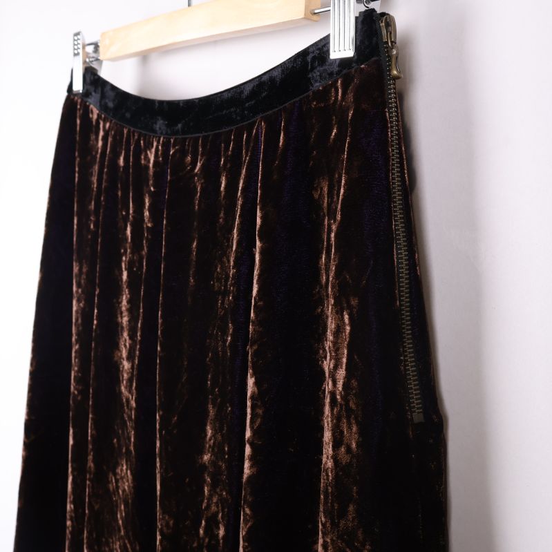 Närbild på midja och dragkedja på sammetskjol