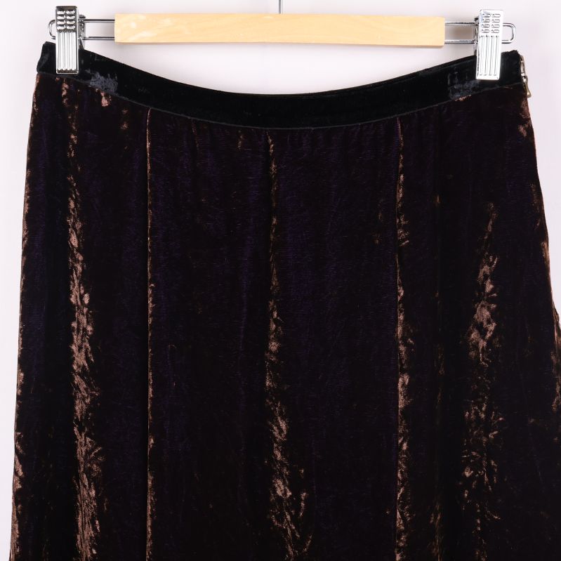 Närbild på midjan och strukturen i sammetskjol