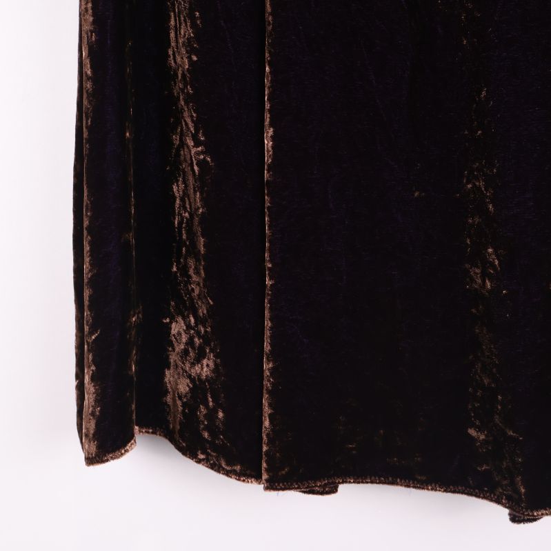 Detalj av nederkanten på sammetskjolen