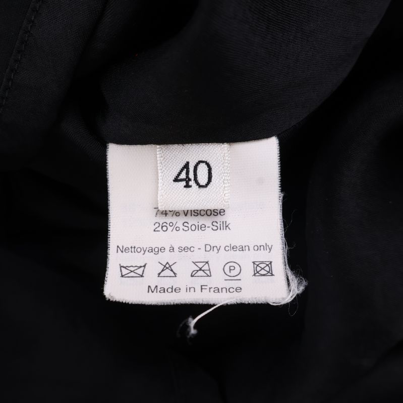 Tvättrådetikett med storlek och material i kjolen