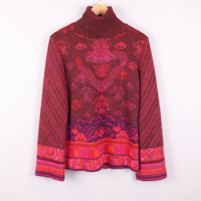 Stickad polotröja med rött och rosa mönster framifrån