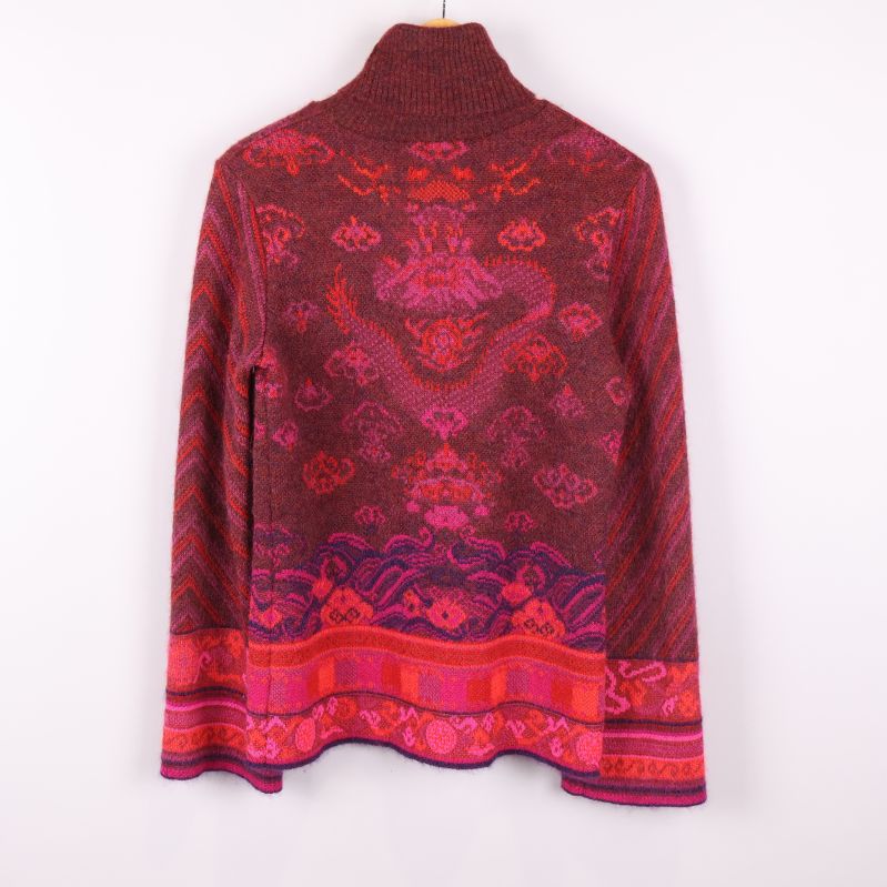 Stickad polotröja med rött och rosa mönster bakifrån