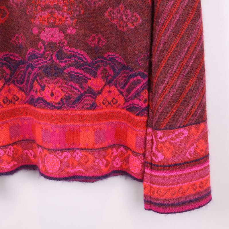 Närbild på nederkant och ärmslut med dekorativa mönster