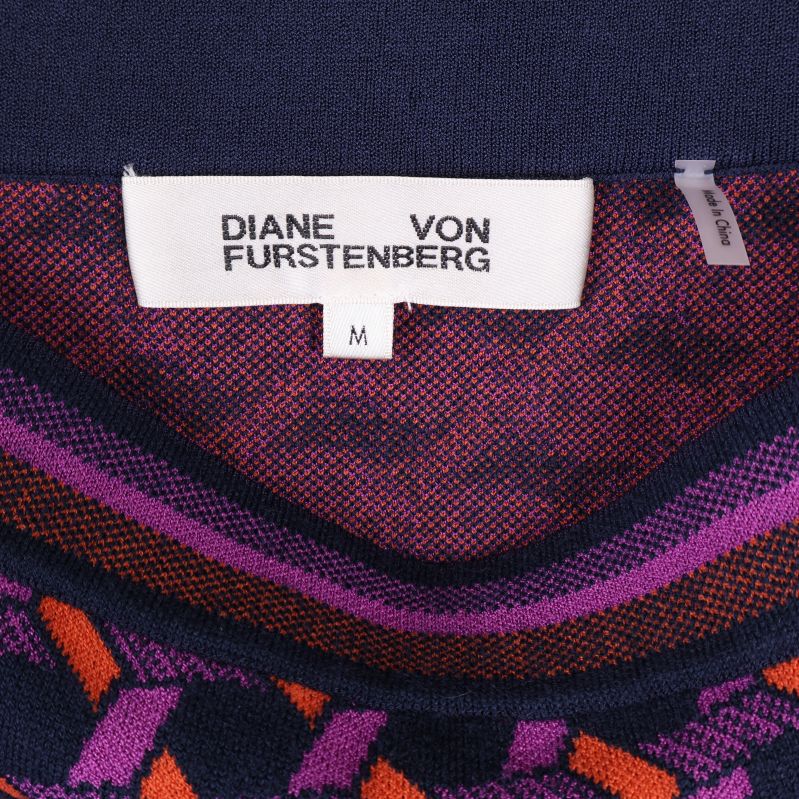 Närbild på märkesetikett Diane von Furstenberg