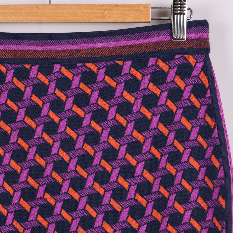 Närbild på mönstrat tyg och midjedetalj