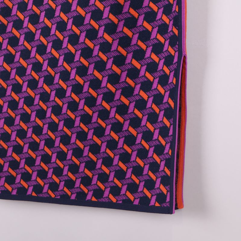 Slits med kant i kontrastfärg på kjol