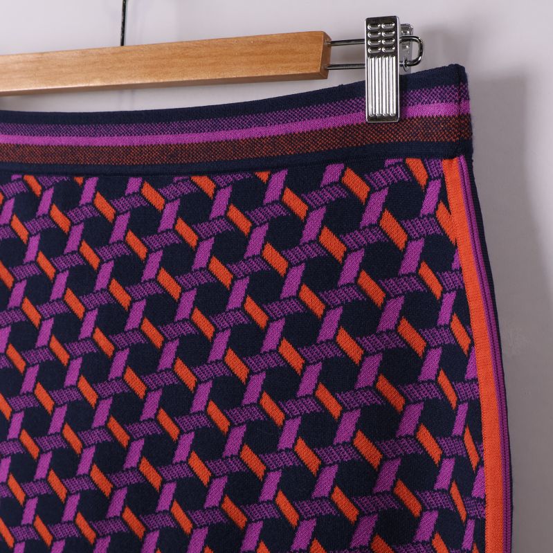 Närbild av midja och söm på kjol