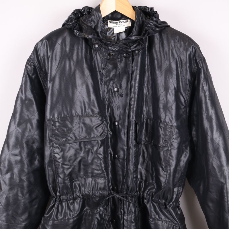 Närbild av överdelen på svart parkas 