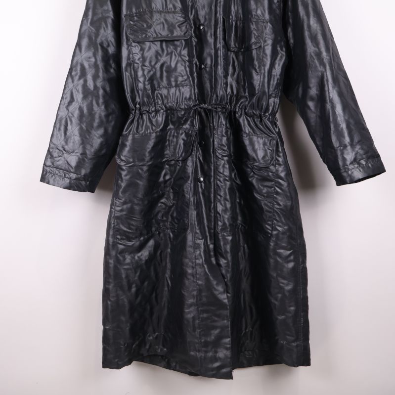 Närbild av nederdelen och dragsko på parkas