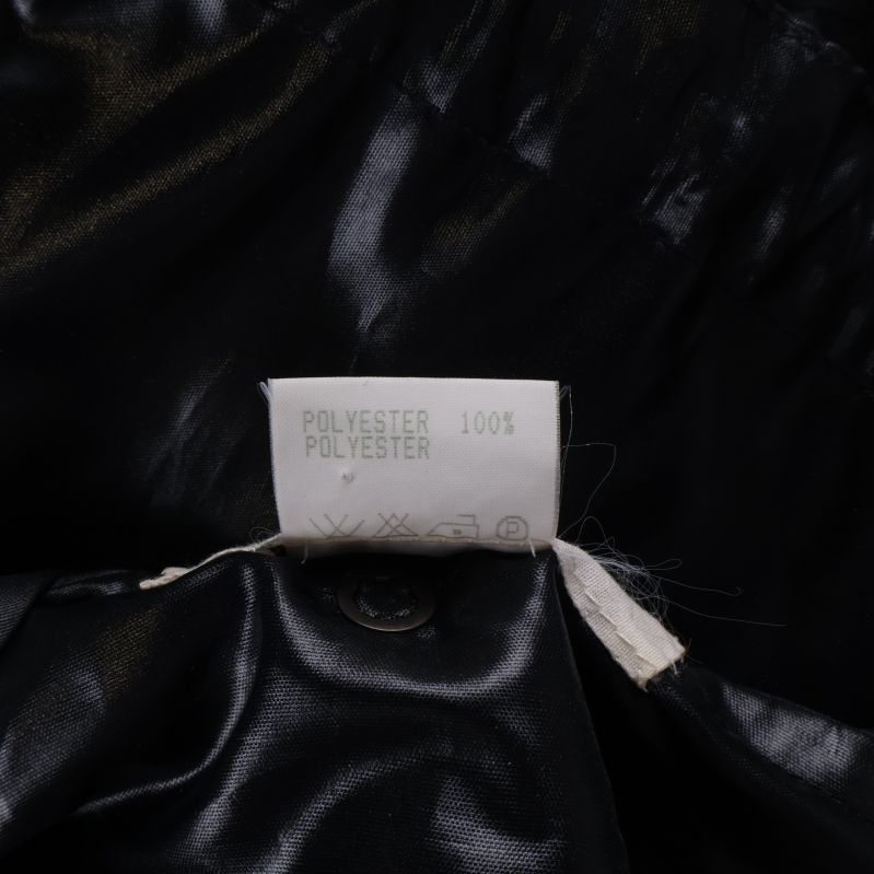 Materialetikett som visar 100% polyester på svart parkas