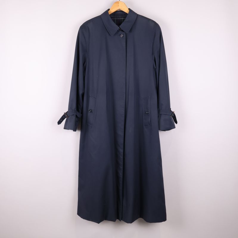 Lång mörkblå trenchcoat framifrån 