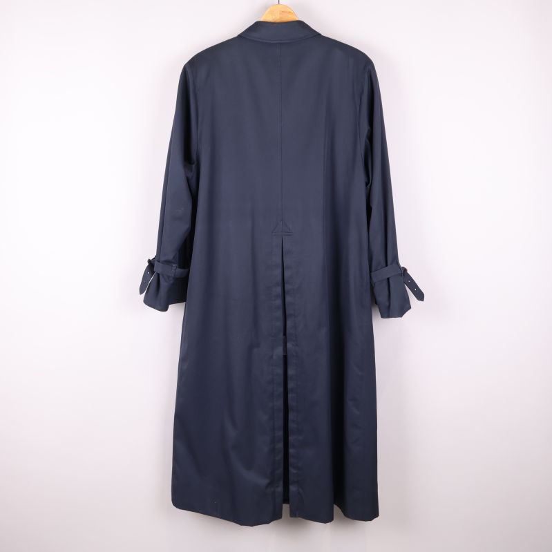 Lång mörkblå trenchcoat bakifrån med slits